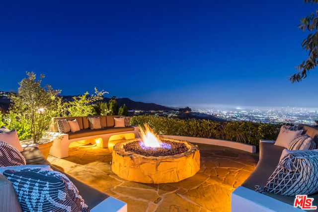 8149 Mannix Drive, Los Angeles CA: https://media.crmls.org/mediaz/4cc2fa98-81ac-46d0-9e1e-48e4af8f773f.jpg