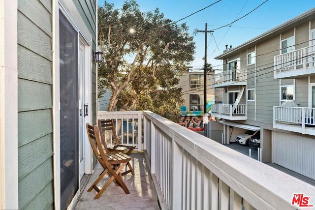 17 20th Avenue, Venice CA: https://media.crmls.org/mediaz/4cc42569-dcac-4375-a3c8-2252d60de62c.jpg