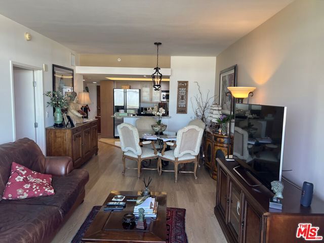 13700 Marina Pointe Drive, Marina del Rey CA: https://media.crmls.org/mediaz/4cc79d9f-d060-420a-b675-4fa551abdc3d.jpg
