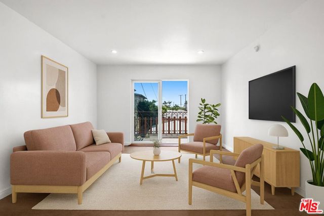 616 Sunset Avenue, Venice CA: https://media.crmls.org/mediaz/4cc8583a-3a37-498c-ab69-ad725ea7c532.jpg