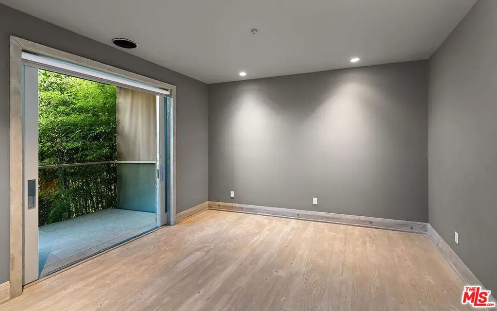 https://media.crmls.org/mediaz/4cc8b12a-50f0-4b3b-9d4f-0cec7b32222c.jpg?preset=X-Large