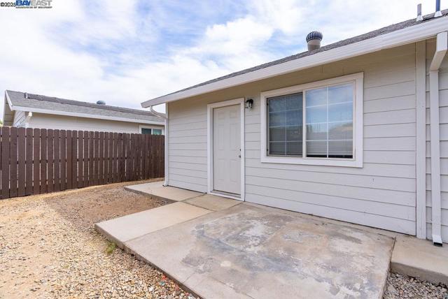 4733 E Washington St, Stockton CA: https://media.crmls.org/mediaz/4cc8db6b-41bb-4cba-bbc5-64d7cc2c17ef.jpg