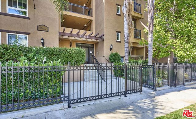 1401 S St Andrews Place, Los Angeles CA: https://media.crmls.org/mediaz/4cc93710-a00d-4349-bc15-890e5c8b8179.jpg