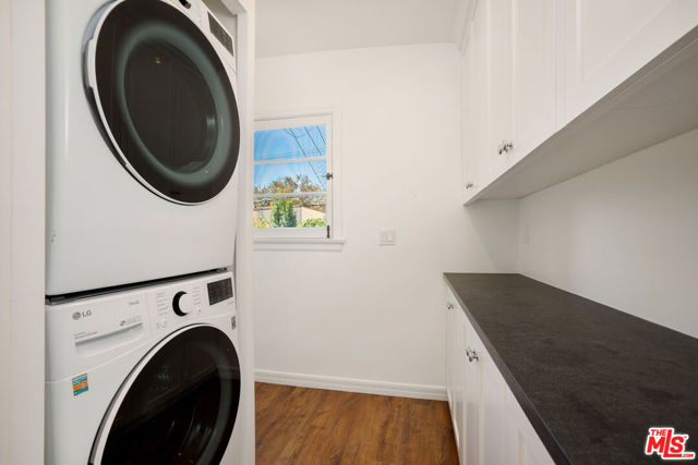 135 N Orange Drive, Los Angeles CA: https://media.crmls.org/mediaz/4cc93c39-8678-4048-8309-794e8947344d.jpg