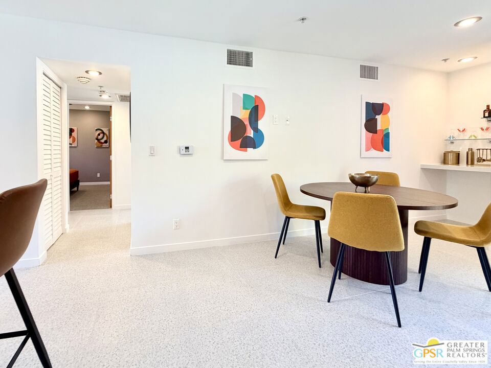 https://media.crmls.org/mediaz/4cc955a0-a80e-4053-844e-bd3885ed2d85.jpg?preset=X-Large