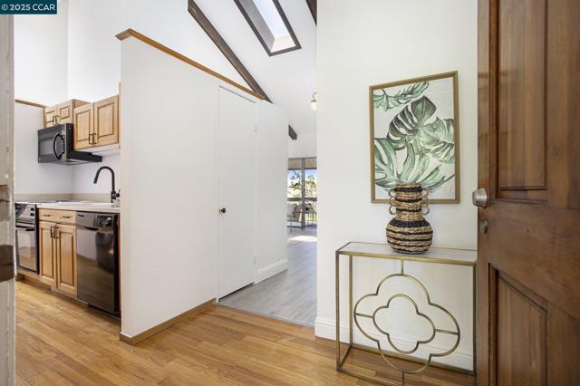 2075 Ascot Dr, Moraga CA: https://media.crmls.org/mediaz/4ccbca99-5217-40d8-8053-d0dd6b2587e8.jpg