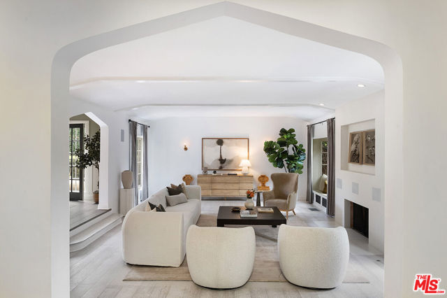 338 S Highland Avenue, Los Angeles CA: https://media.crmls.org/mediaz/4cccb37f-8f19-43a2-a238-32073cd52c1e.jpg