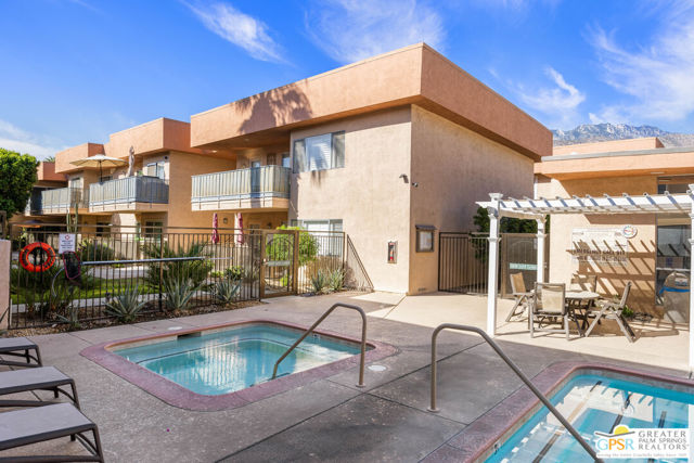 400 N Sunrise Way, Palm Springs CA: https://media.crmls.org/mediaz/4cccd2f4-7b84-4324-9980-f7c5cf3cf2db.jpg