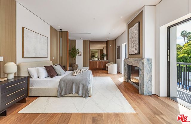 927 N Whittier Drive, Beverly Hills CA: https://media.crmls.org/mediaz/4ccdbc92-1320-46f1-83cd-4f7814ae469e.jpg