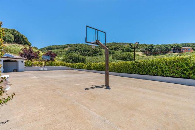 25926 Puerta Del Cajon, Monterey CA: https://media.crmls.org/mediaz/4ccea2ec-51db-4219-86b6-ab92208ca6f7.jpg