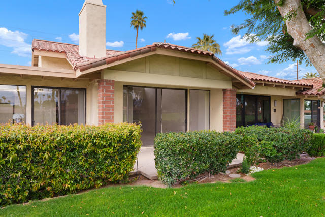 179 Las Lomas, Palm Desert CA: https://media.crmls.org/mediaz/4ccf8a3c-6cf9-4903-baee-274985e9ef55.jpg