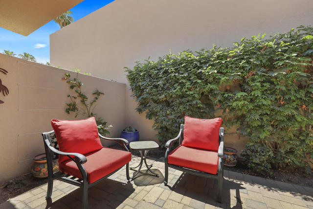 76570 Hollyhock Drive, Palm Desert CA: https://media.crmls.org/mediaz/4ccfaf82-5f9a-4433-a861-16733b4c7304.jpg