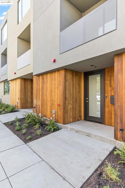 4031 Park Blvd, Oakland CA: https://media.crmls.org/mediaz/4ccfb0cc-98ab-41ec-99e9-9e0b7ef8d16f.jpg