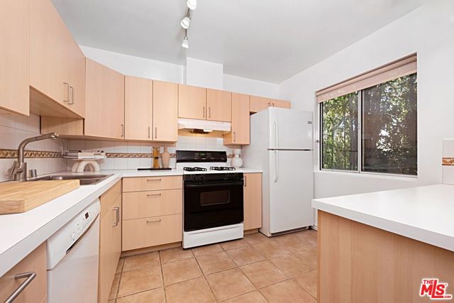 832 Euclid Street, Santa Monica CA: https://media.crmls.org/mediaz/4cd0d8ad-3525-43f8-8eb7-ee75e47b0444.jpg