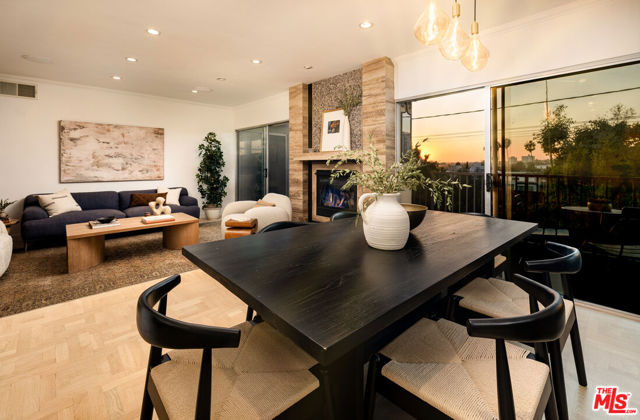 949 N Kings Road, West Hollywood CA: https://media.crmls.org/mediaz/4cd19aad-0918-4687-af16-9c355cf29788.jpg