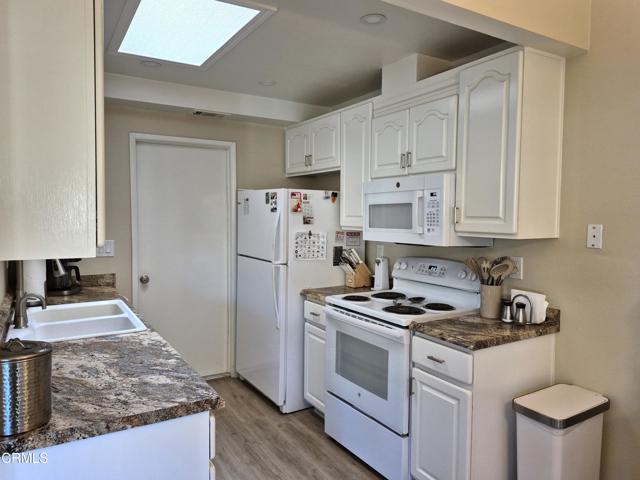 Detail Gallery Image 5 of 45 For 6211 Village 6, Camarillo,  CA 93012 - 2 Beds | 2 Baths