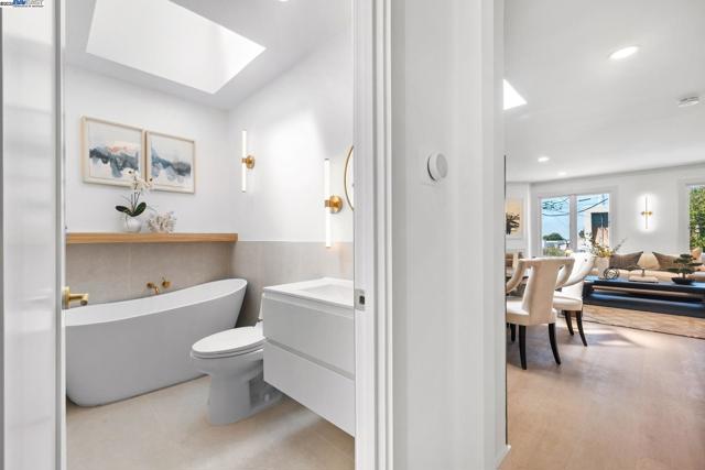 282 Bright St, San Francisco CA: https://media.crmls.org/mediaz/4cd25918-29bc-4696-88dc-2810e373ea61.jpg