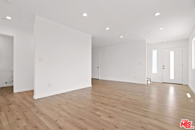 649 1/2 W 92nd Street, Los Angeles CA: https://media.crmls.org/mediaz/4cd2760e-72f1-4a81-937b-f481d095cbe2.jpg