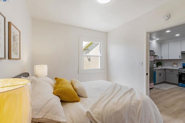 2720 Short St, Oakland CA: https://media.crmls.org/mediaz/4cd2820b-b480-438b-9561-b9b213bbdf93.jpg