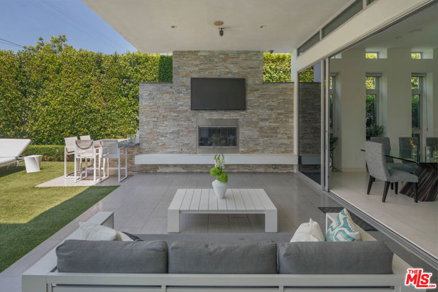 633 N Laurel Avenue, Los Angeles CA: https://media.crmls.org/mediaz/4cd2ef1b-ed1a-4d4d-9735-91efcd1e3a5a.jpg