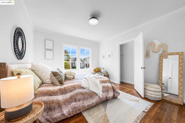 5605 Picardy Dr, Oakland CA: https://media.crmls.org/mediaz/4cd2fd3d-96d9-4e96-bc33-37678d1058b1.jpg