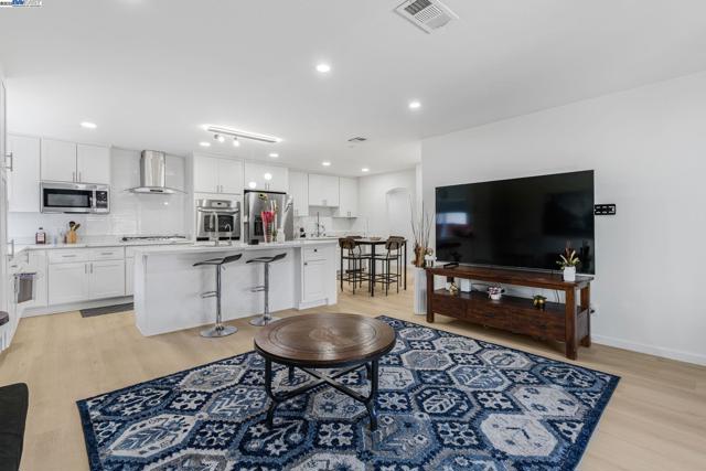 548 Sonoma Ave, Livermore CA: https://media.crmls.org/mediaz/4cd4375f-45b8-4aab-a29e-1c304e677fff.jpg