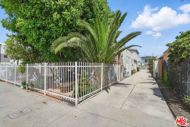 2108 Hauser Boulevard, Los Angeles CA: https://media.crmls.org/mediaz/4cd58abc-8760-44cf-b0f5-e50d03dfd36a.jpg