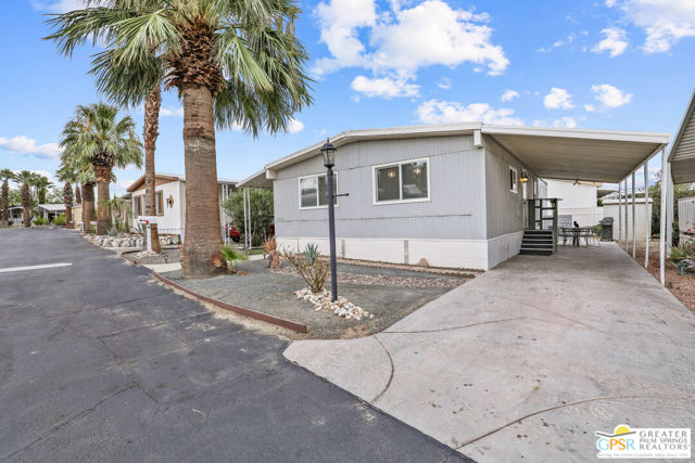 17555 Corkill Rd, Desert Hot Springs CA: https://media.crmls.org/mediaz/4cd65f1d-c4a0-4d62-b8d9-31916b0c3e96.jpg