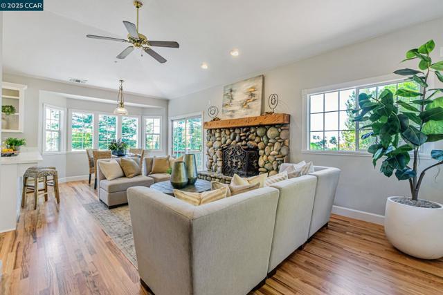 631 La Vista Rd, Walnut Creek CA: https://media.crmls.org/mediaz/4cd75ef7-b7a4-458d-95d7-6b731ac3503c.jpg