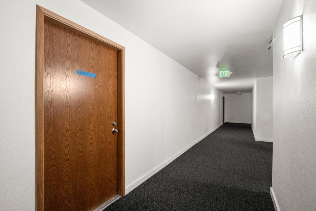 https://media.crmls.org/mediaz/4cd77e50-e723-462e-a566-423083254156.jpg?preset=X-Large