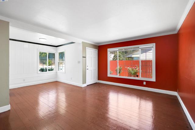 6133 Seminary Ave, Oakland CA: https://media.crmls.org/mediaz/4cd856a3-3a96-4f7a-aeab-995ed5321eb8.jpg