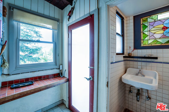 2020 Redcliff Street, Los Angeles CA: https://media.crmls.org/mediaz/4cd95f5e-5489-4da6-90ed-875ff2927702.jpg