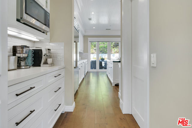 19633 Wells Drive, Tarzana CA: https://media.crmls.org/mediaz/4cdbbe99-e8fb-4d77-84f3-6196fe44af06.jpg