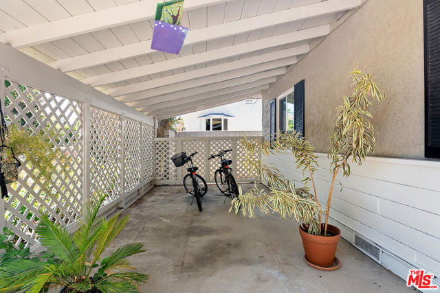 13155 Hartsook Street, Sherman Oaks CA: https://media.crmls.org/mediaz/4cdcd055-8d55-4961-bcac-9a336d4b56f6.jpg
