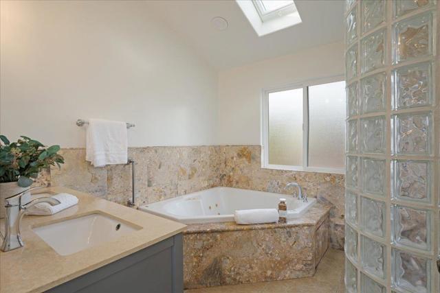 22011 E Cliff Drive, Santa Cruz CA: https://media.crmls.org/mediaz/4cdd2f3f-14fe-465c-9fa4-474951ae9050.jpg