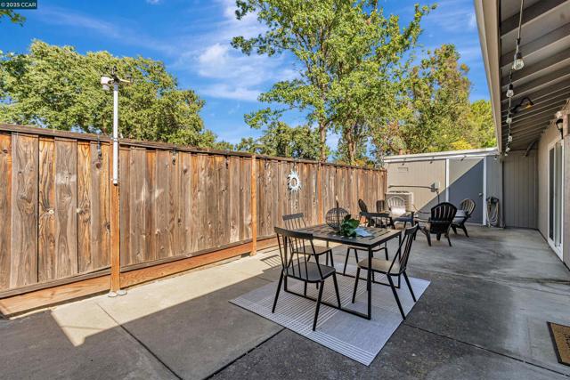 812 Royal Ann Ln, Concord CA: https://media.crmls.org/mediaz/4cdd431f-aed4-4bea-881e-abd3cebc587d.jpg