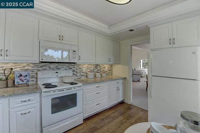 3258 Rossmoor Pkwy, Walnut Creek CA: https://media.crmls.org/mediaz/4cde2569-1244-4347-89ce-fe5fe5628f08.jpg