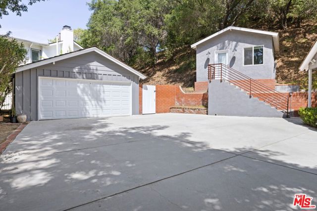 15601 Woodfield Place, Sherman Oaks CA: https://media.crmls.org/mediaz/4cdef825-3f02-4a71-98aa-1767bb367c06.jpg