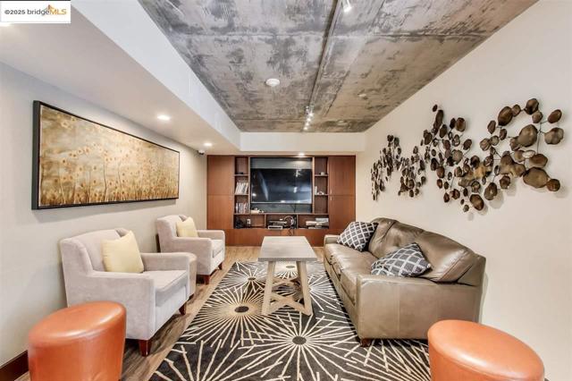 311 Oak St, Oakland CA: https://media.crmls.org/mediaz/4ce007c6-33d9-4cae-8d09-29a3bb6b1e7f.jpg