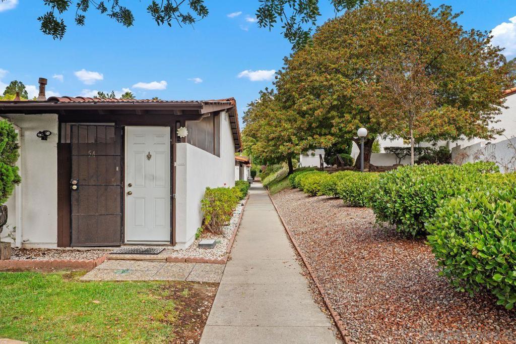 https://media.crmls.org/mediaz/4ce052f7-8534-47a0-8d9a-339f0a3c557d.jpg?preset=X-Large