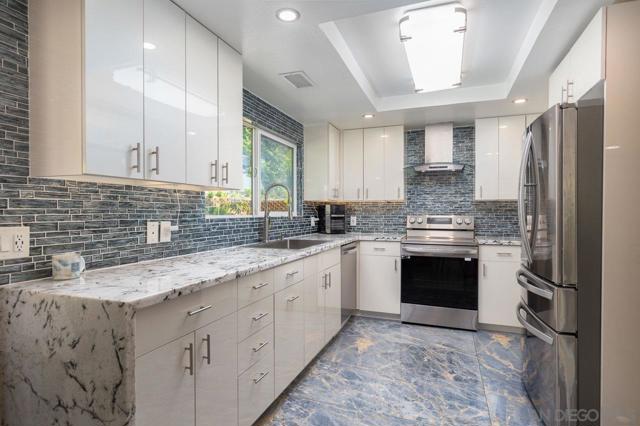 12274 Gay Rio Dr, Lakeside CA: https://media.crmls.org/mediaz/4ce06881-bd25-4bbb-892f-7e1ed3268cd8.jpg