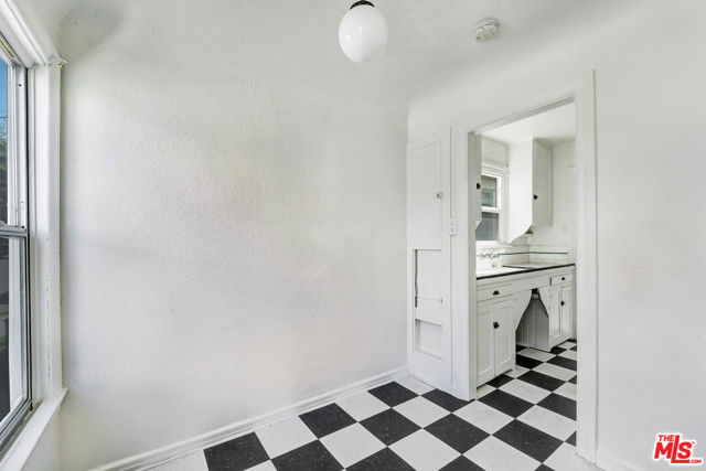 3370 Hamilton Way, Los Angeles CA: https://media.crmls.org/mediaz/4ce1deab-6c65-4544-81ea-bc385c173caa.jpg