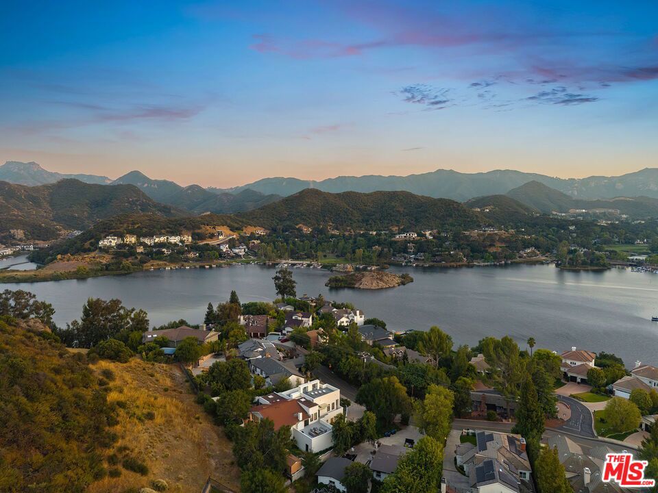 https://media.crmls.org/mediaz/4ce2162e-71ef-47ad-aed7-47818fea484e.jpg?preset=X-Large