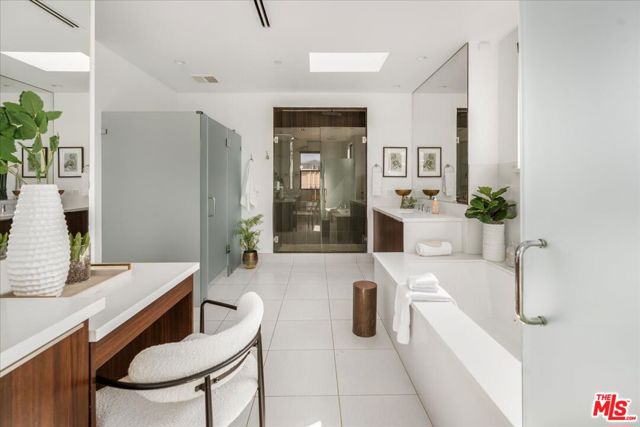 616 N FULLER Avenue, Los Angeles CA: https://media.crmls.org/mediaz/4ce2422b-6e61-495c-93a5-2e091ae943c1.jpg
