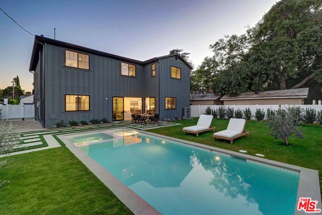 11729 Hartsook Street, Valley Village CA: https://media.crmls.org/mediaz/4ce266e9-47f9-451b-b200-0f6f88057cdf.jpg