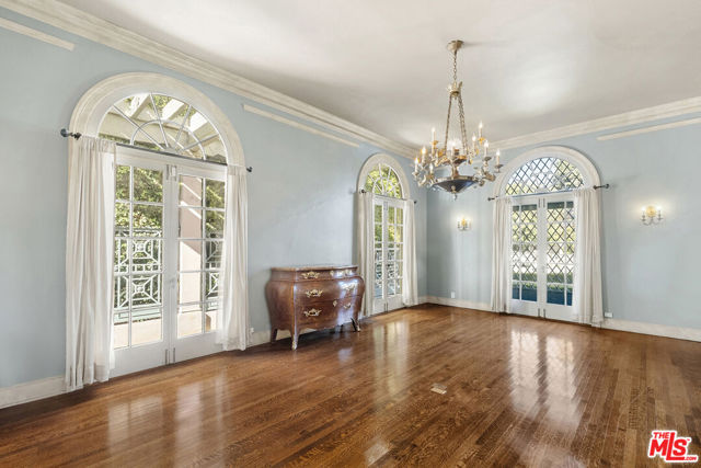 803 N Rexford Drive, Beverly Hills CA: https://media.crmls.org/mediaz/4ce2a9c8-f318-461e-896f-7226e84f6af5.jpg