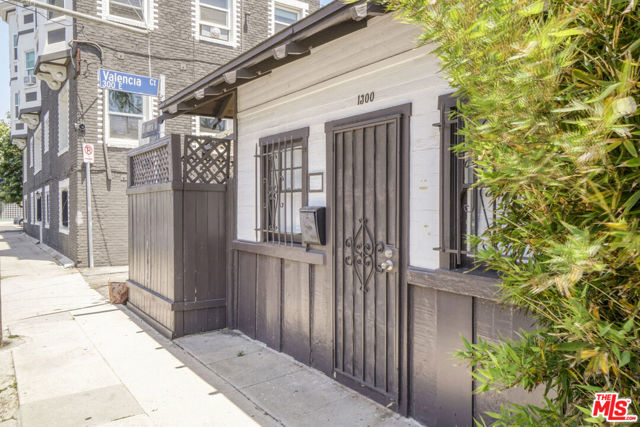 1300 Riviera Avenue, Venice CA: https://media.crmls.org/mediaz/4ce33d1e-c166-4d50-be36-d2146f701223.jpg