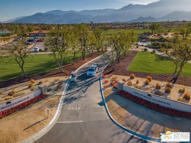55586 Southern, La Quinta CA: https://media.crmls.org/mediaz/4ce3b0cb-6de4-4416-91fb-991c94c40f4d.jpg
