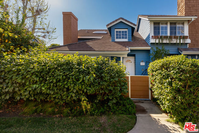 18721 Hatteras Street, Tarzana CA: https://media.crmls.org/mediaz/4ce40a6e-74c3-4a59-8028-3e6f185679e7.jpg