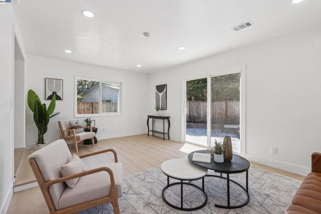 39681 Sundale Dr, Fremont CA: https://media.crmls.org/mediaz/4ce448a7-1aa9-4088-bccc-ab62b4002516.jpg